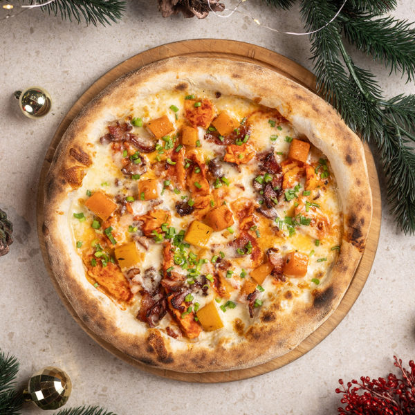 Піца з гострою куркою, печеним гарбозом та беконом