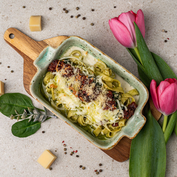 Паста Альфорно з беконовим джемом та соусом песто