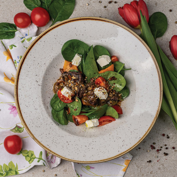 Салат з телятини гриль, свіжих овочів під трюфельним соусом